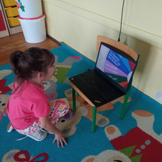 Dziewczynka patrząca na ekran komputera
