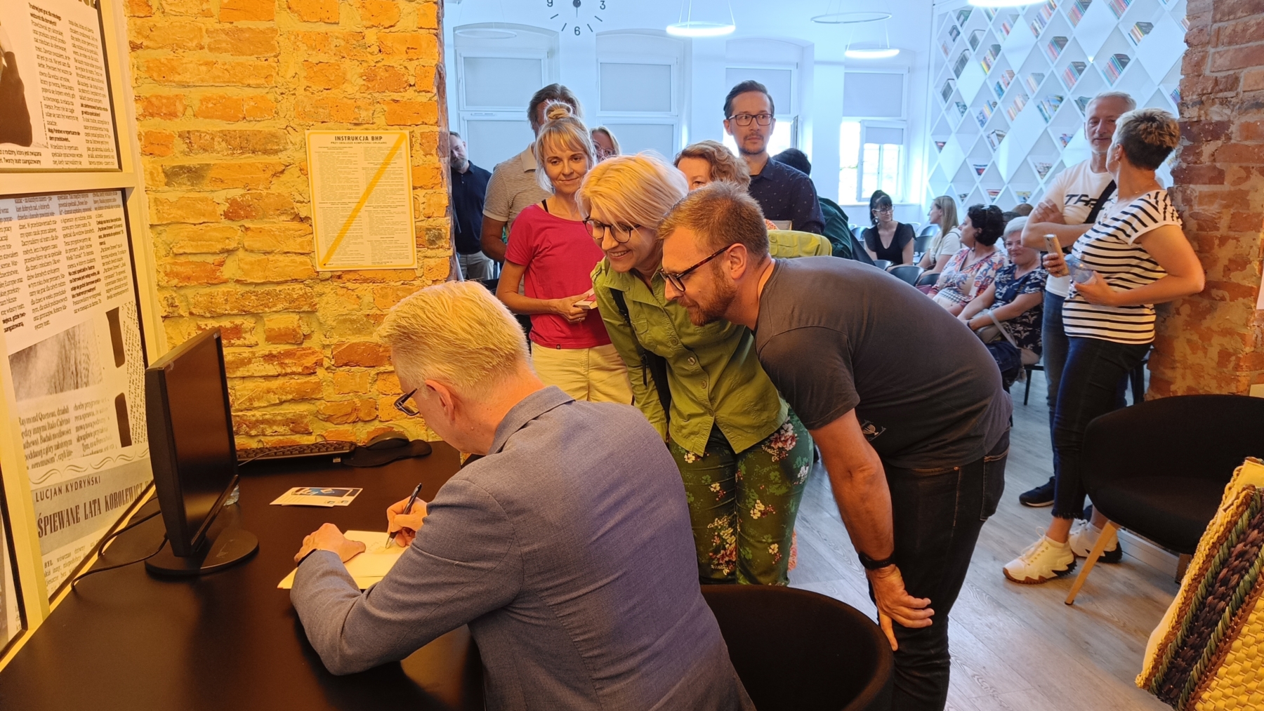 Mariusz Szczygieł podpisujący książki gości