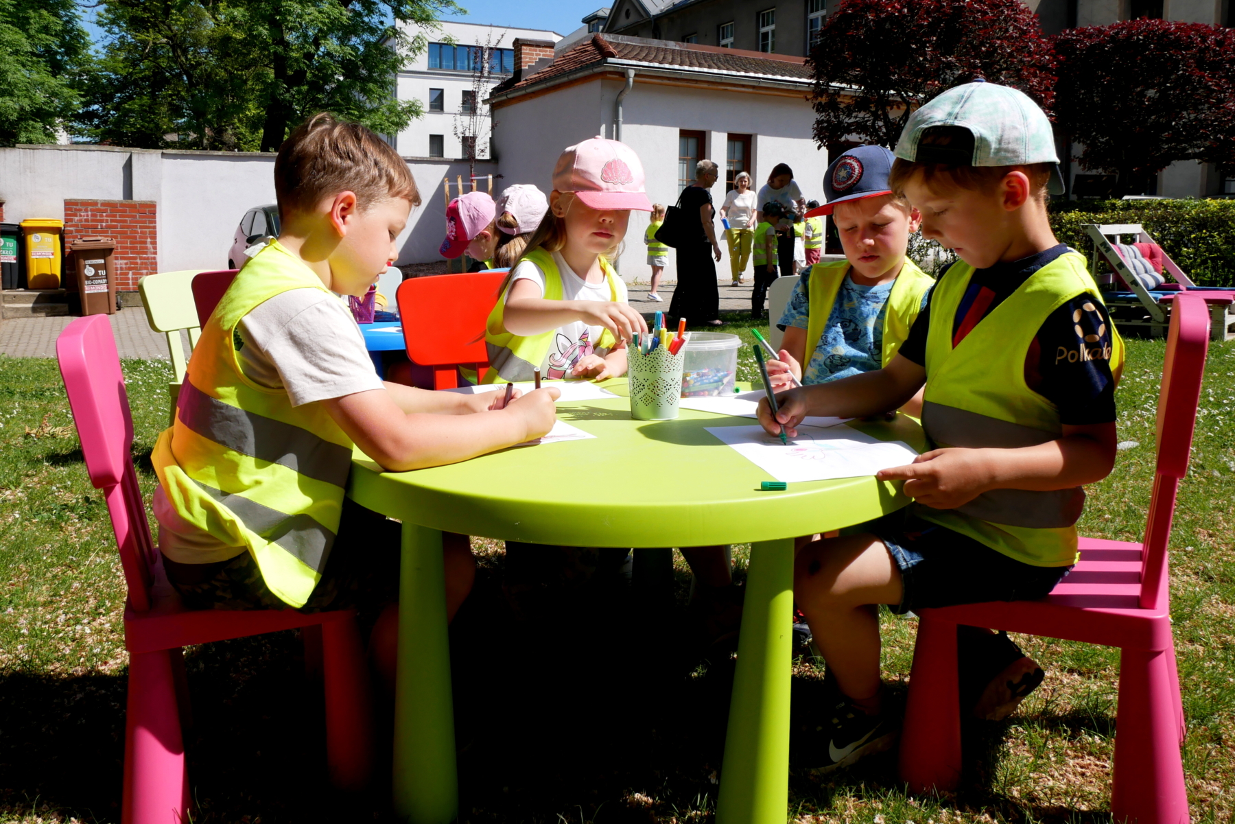 Dzieci rysujące w ogrodzie biblioteki