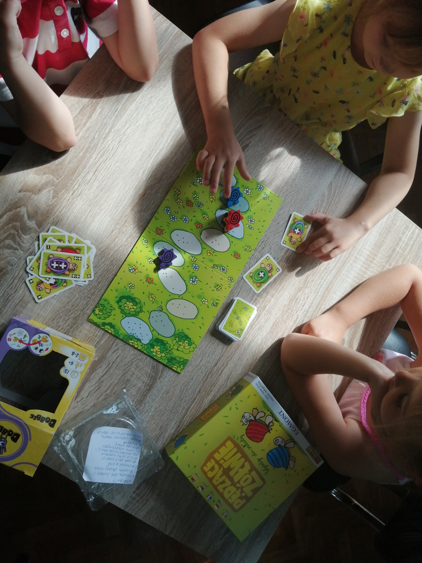 Dzieci grają w gry w bibliotece