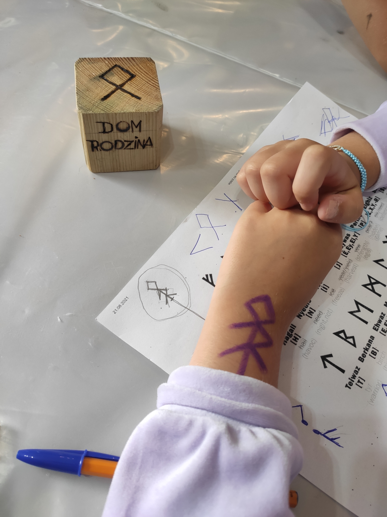 Ręka dziecka z pismem runicznym