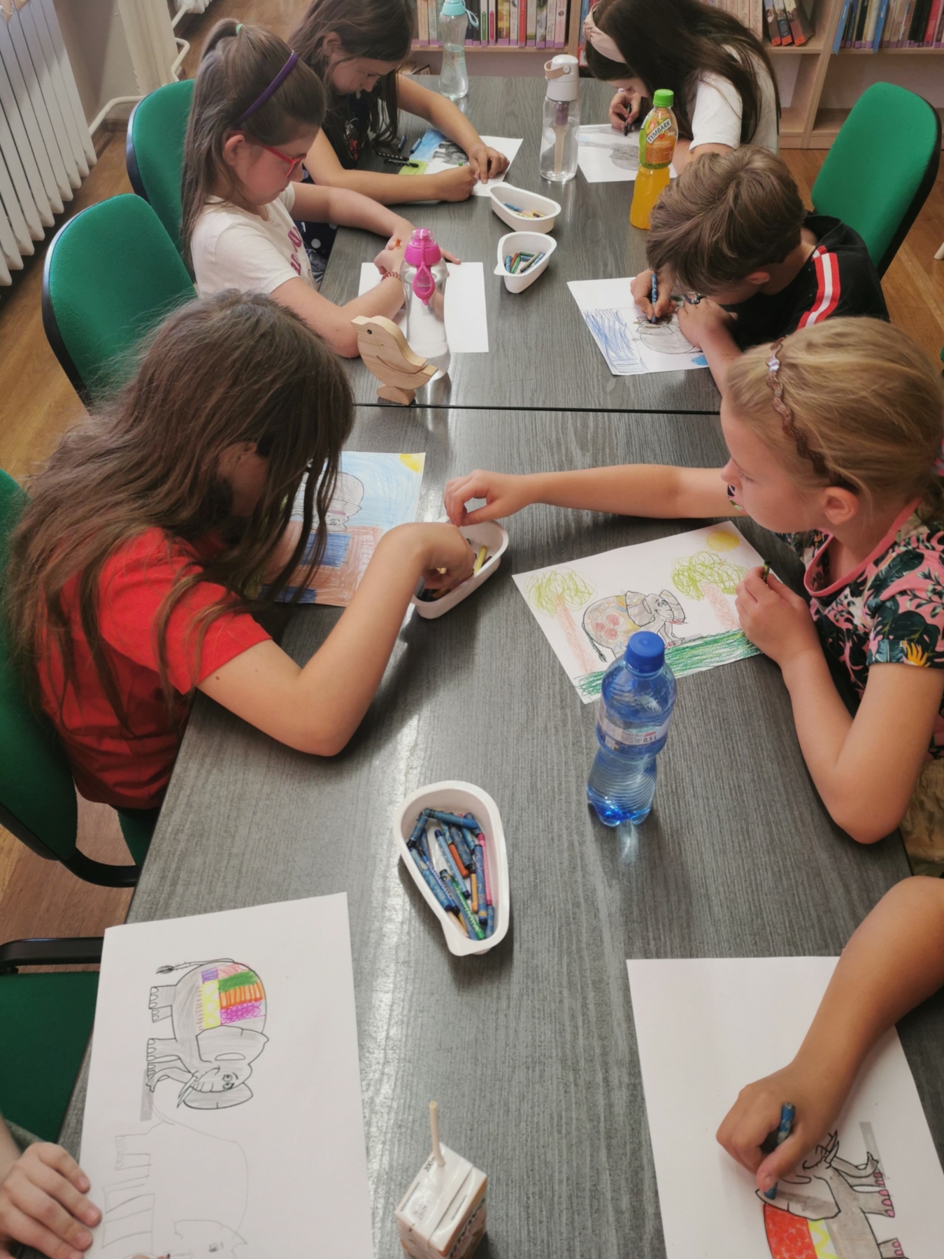 Dzieci kolorujące przy stole