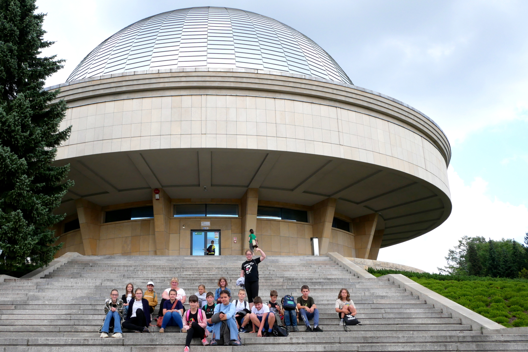 Uczestnicy wycieczki przed Planetarium