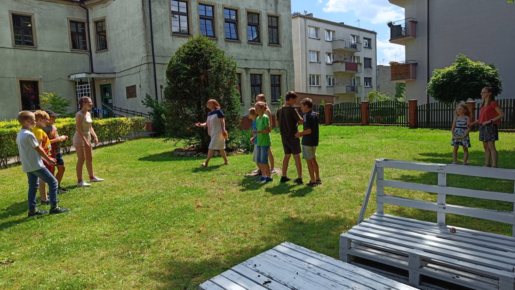 Dzieci bawiące się na podwórku
