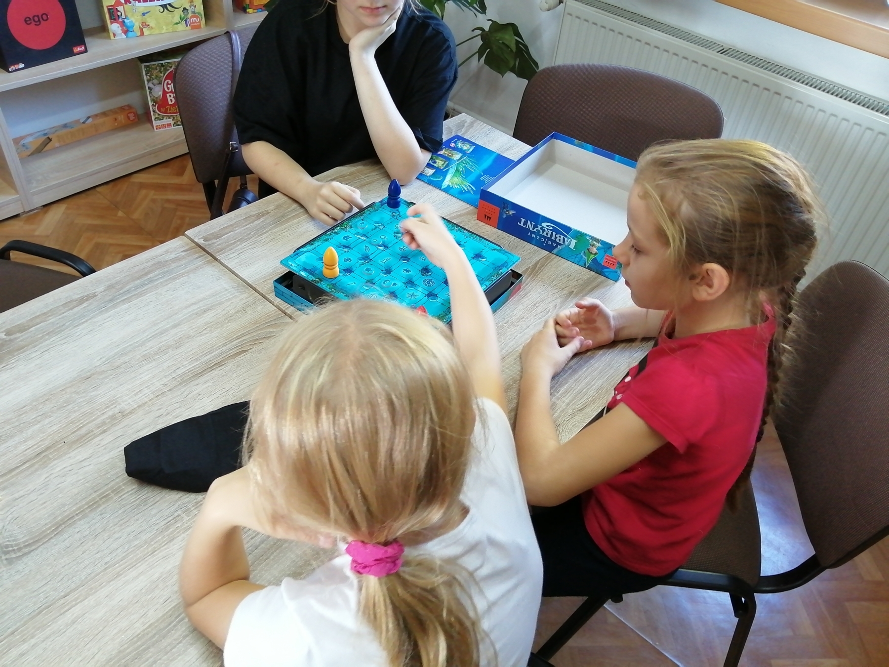 Uczestnicy spotkania grają w gry planszowe