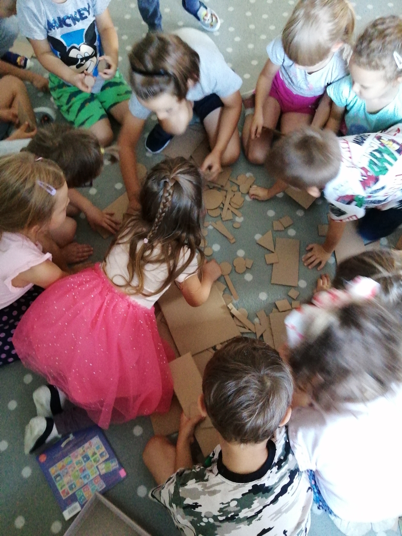 Dzieci wybierają kawałki kartonu