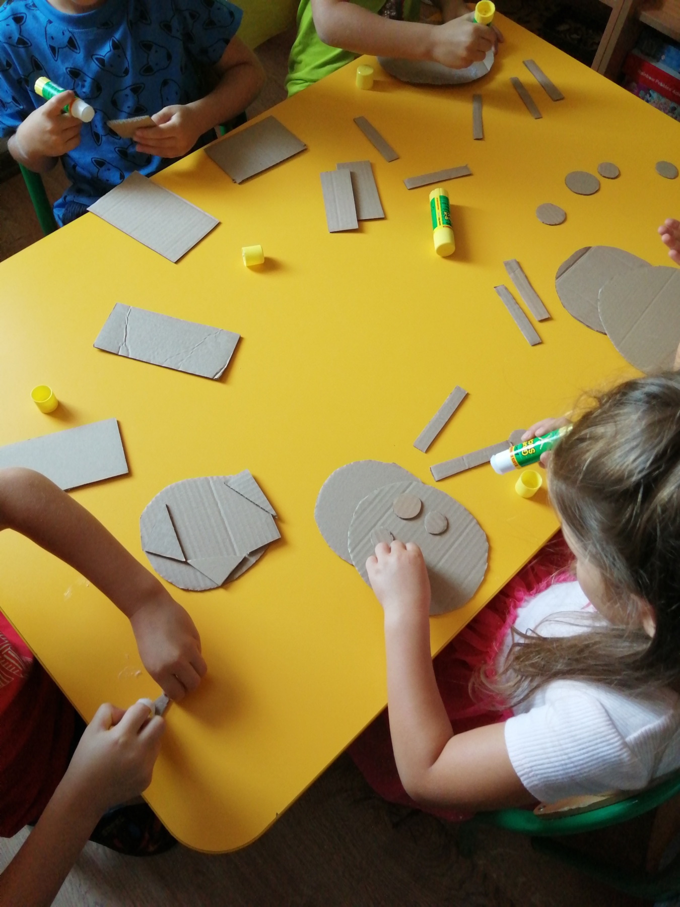 Dzieci wykonują prace z kartonu