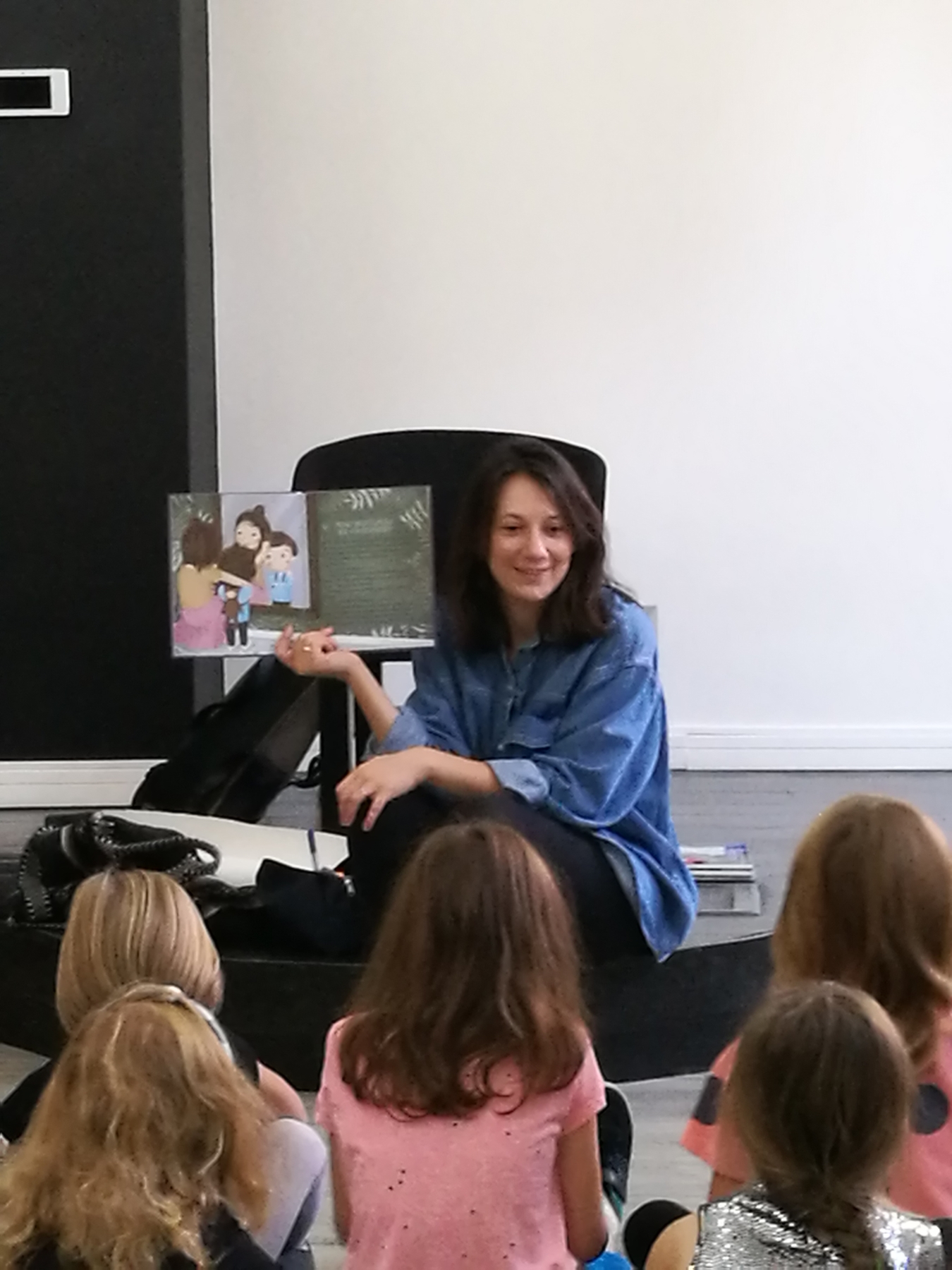 Barbara Supeł pokazuje dzieciom książeczkę