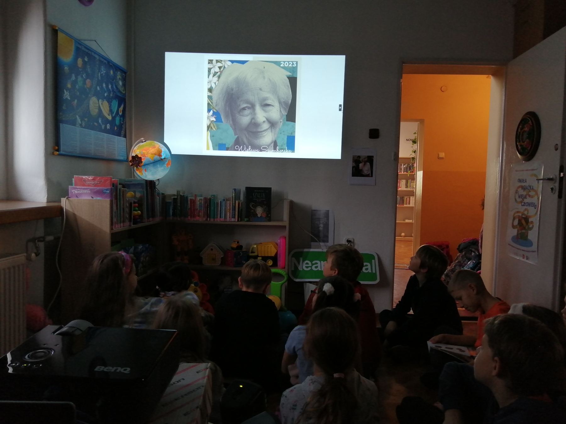 Uczniowie oglądają prezentację dotyczącą Wisławy Szymborskiej