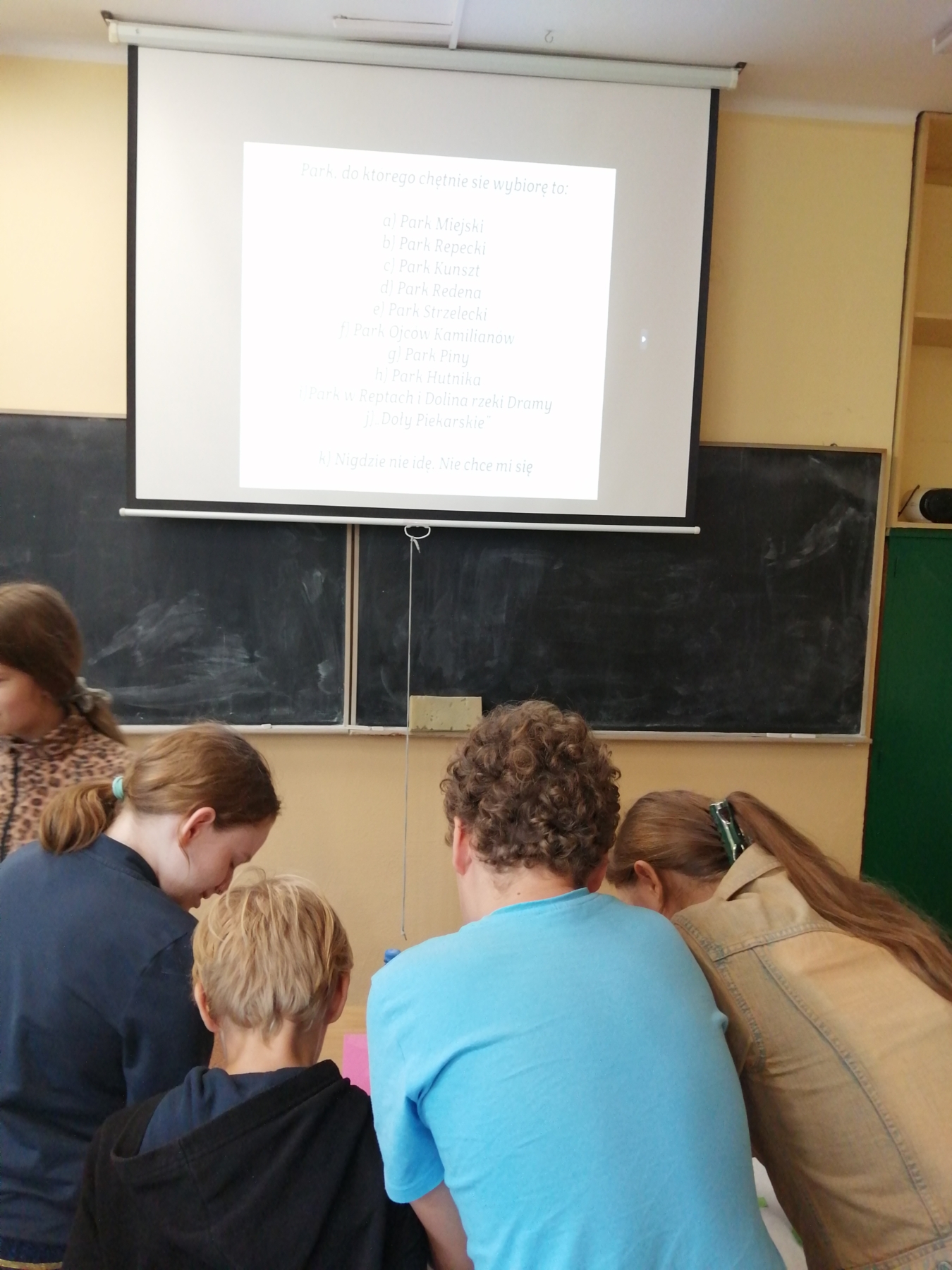 Uczniowie oglądają prezentację dotyczącą tarnogórskich parków