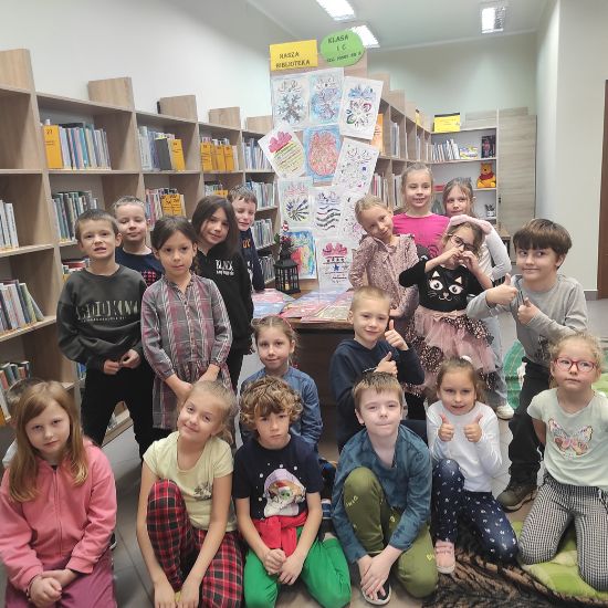 Dzieci na spotkaniu w bibliotece