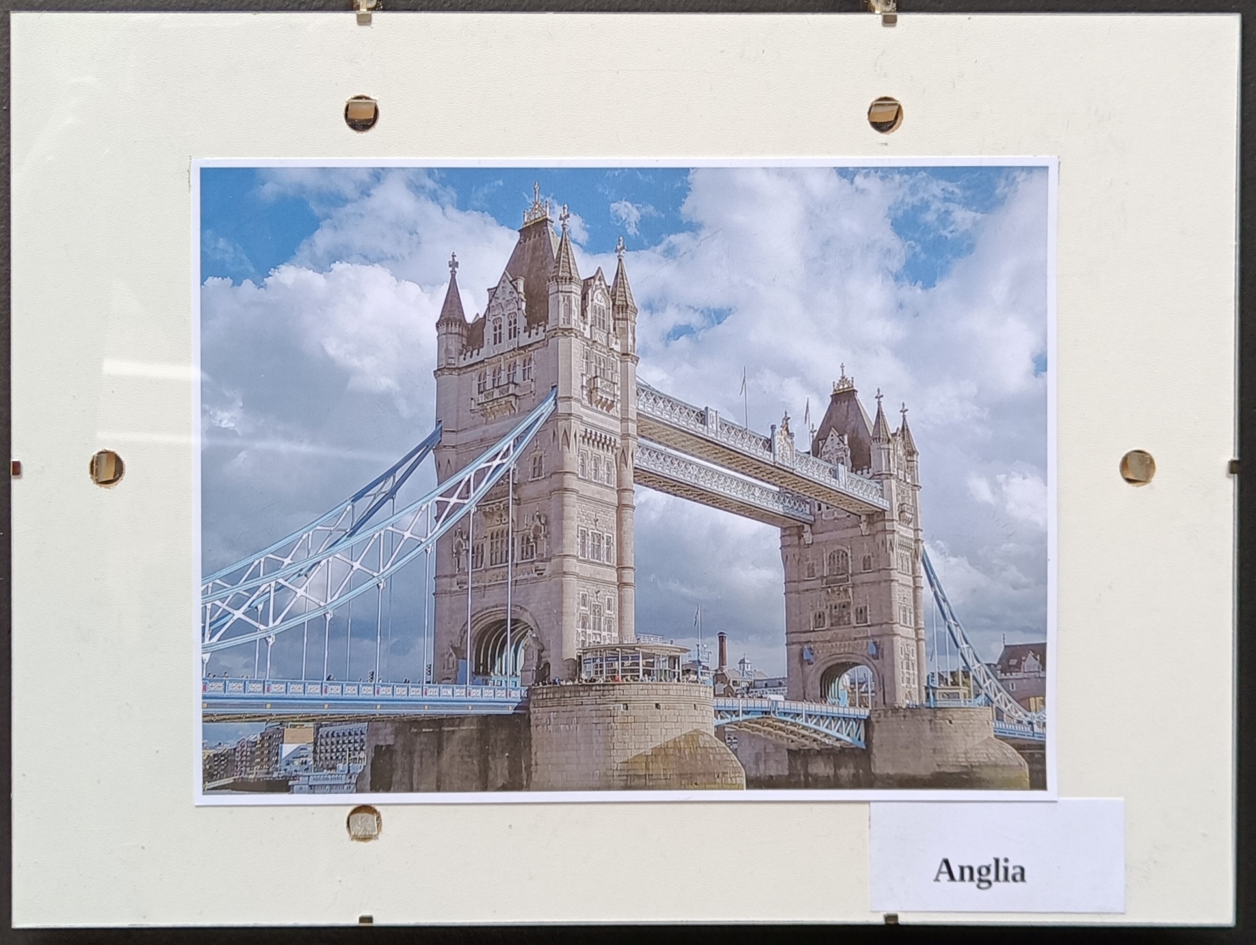 Fotografia przedstawiająca londyński most zwodzony