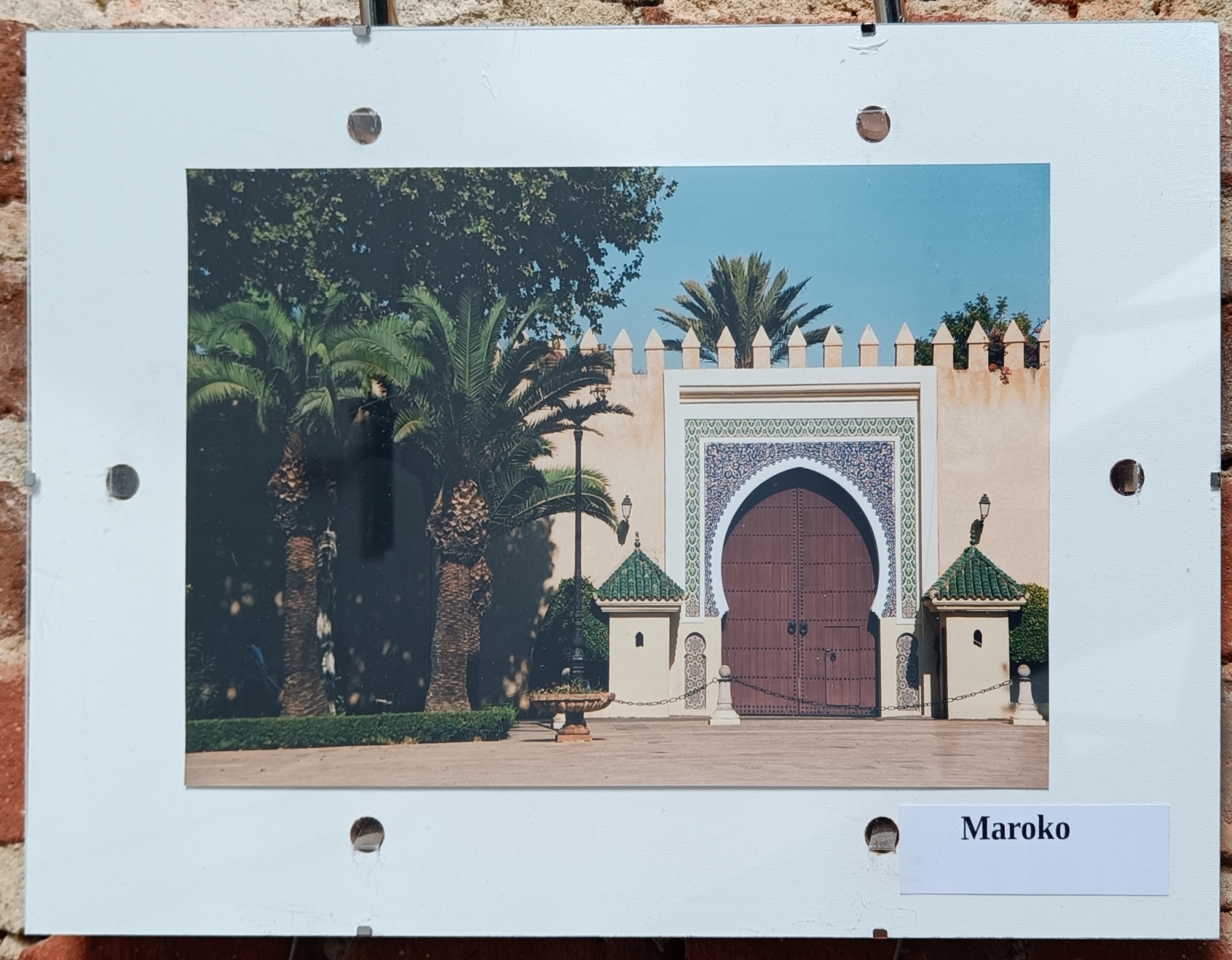 Fotografia przedstawiająca bramę budynku w Maroko