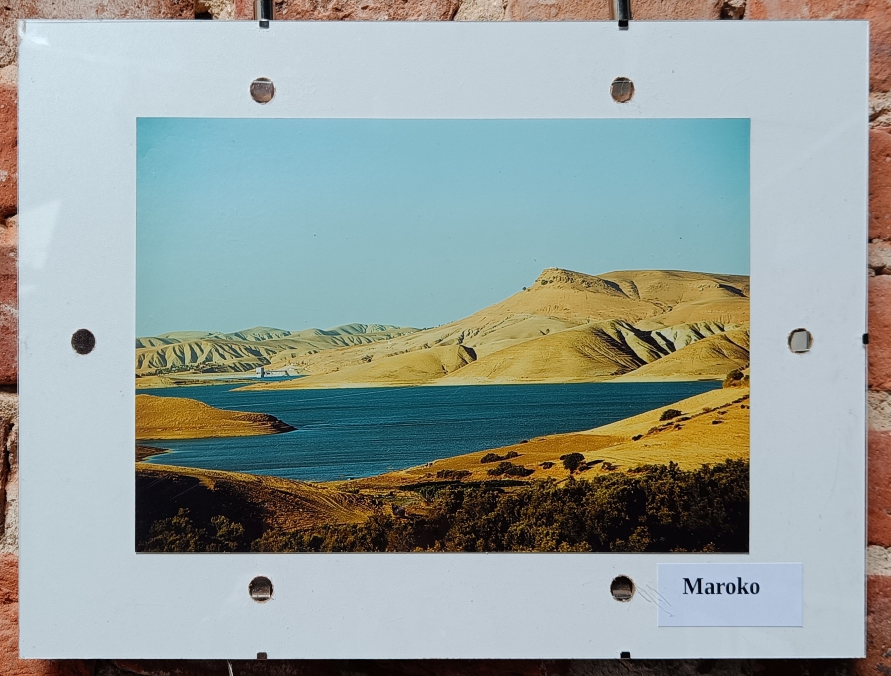 Fotografia przedstawiająca widok jeziora i pustyni