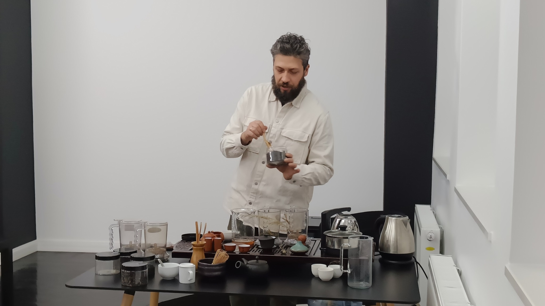 Rafał Przybylok parzący herbatę