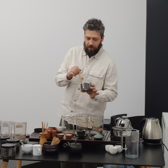 Rafał Przybylok parzący herbatę