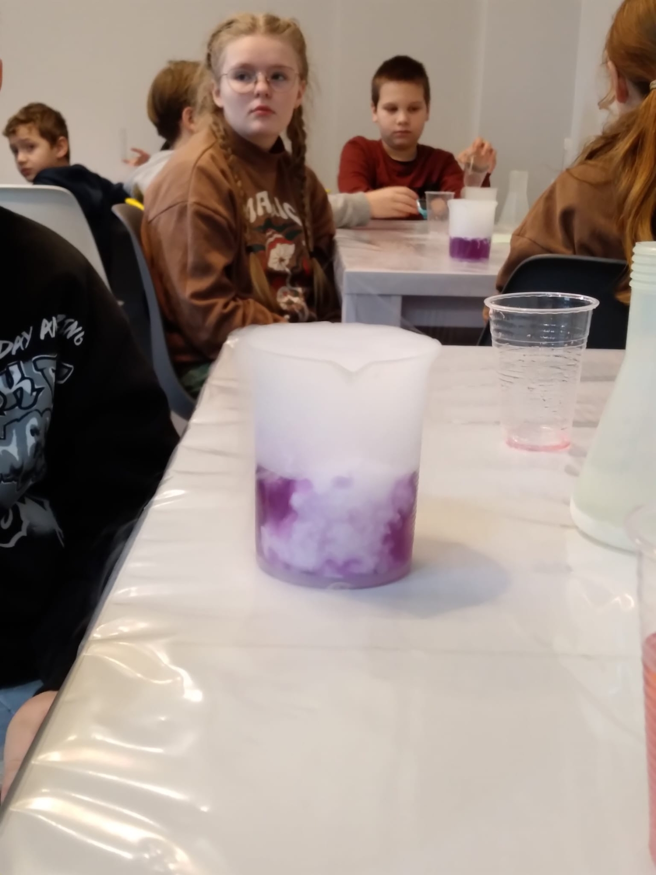 Parujący fioletowy płyn w szklance