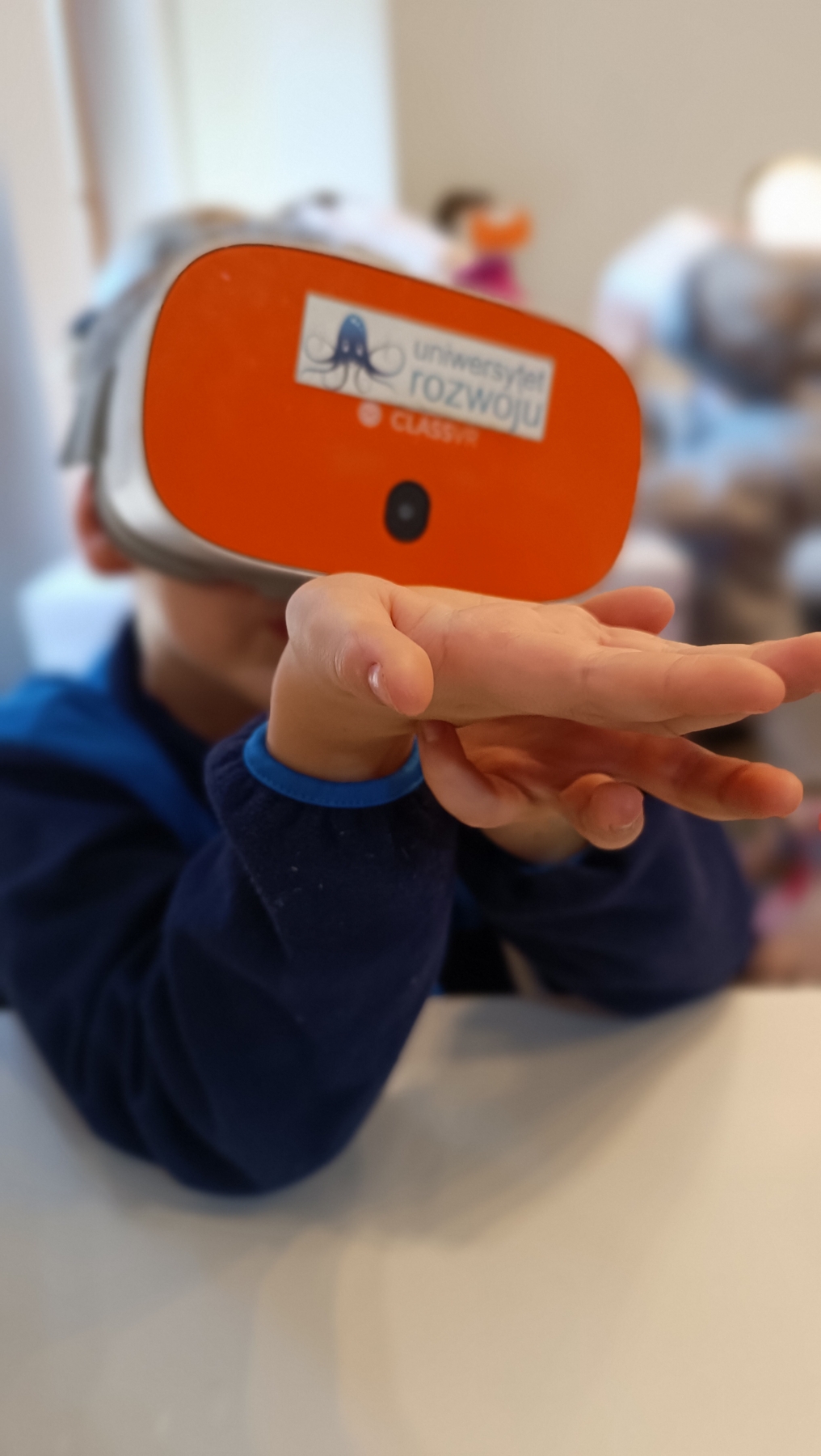 Dziecko z założonymi okularami VR