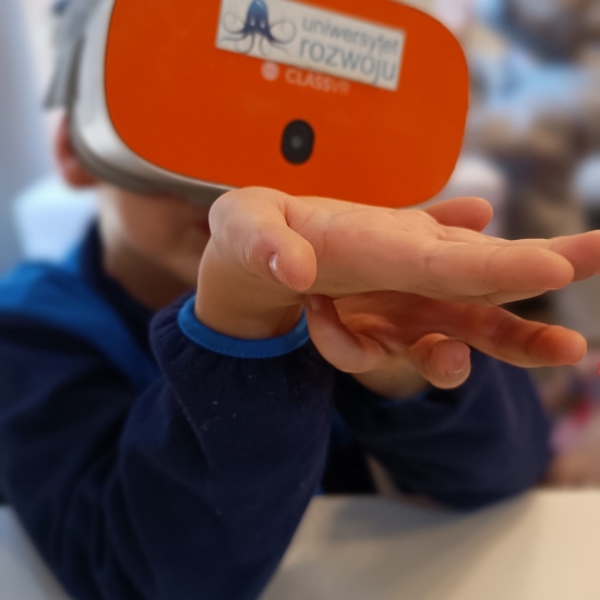 Dziecko z założonymi okularami VR
