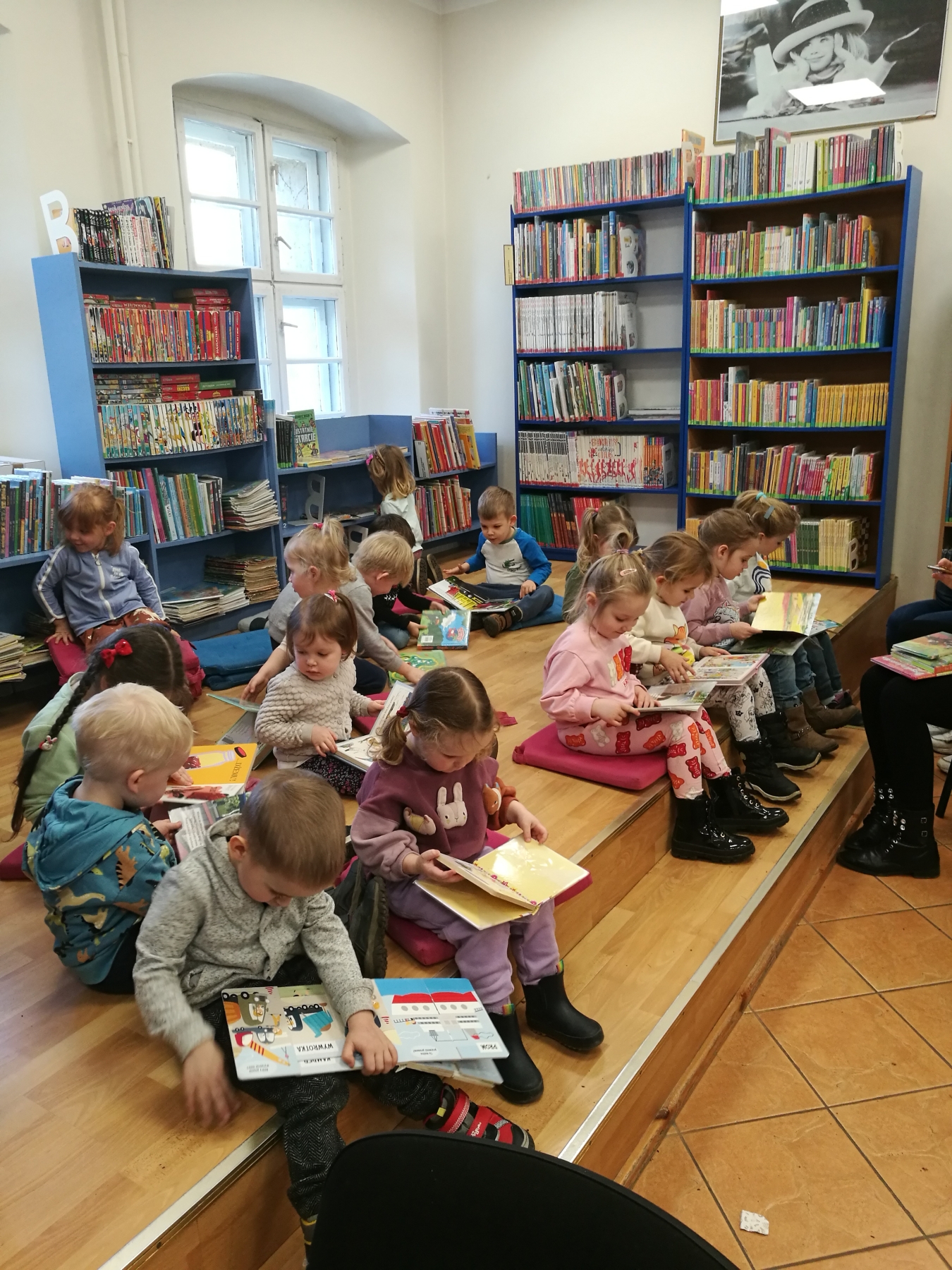 Dzieci przeglądają książki