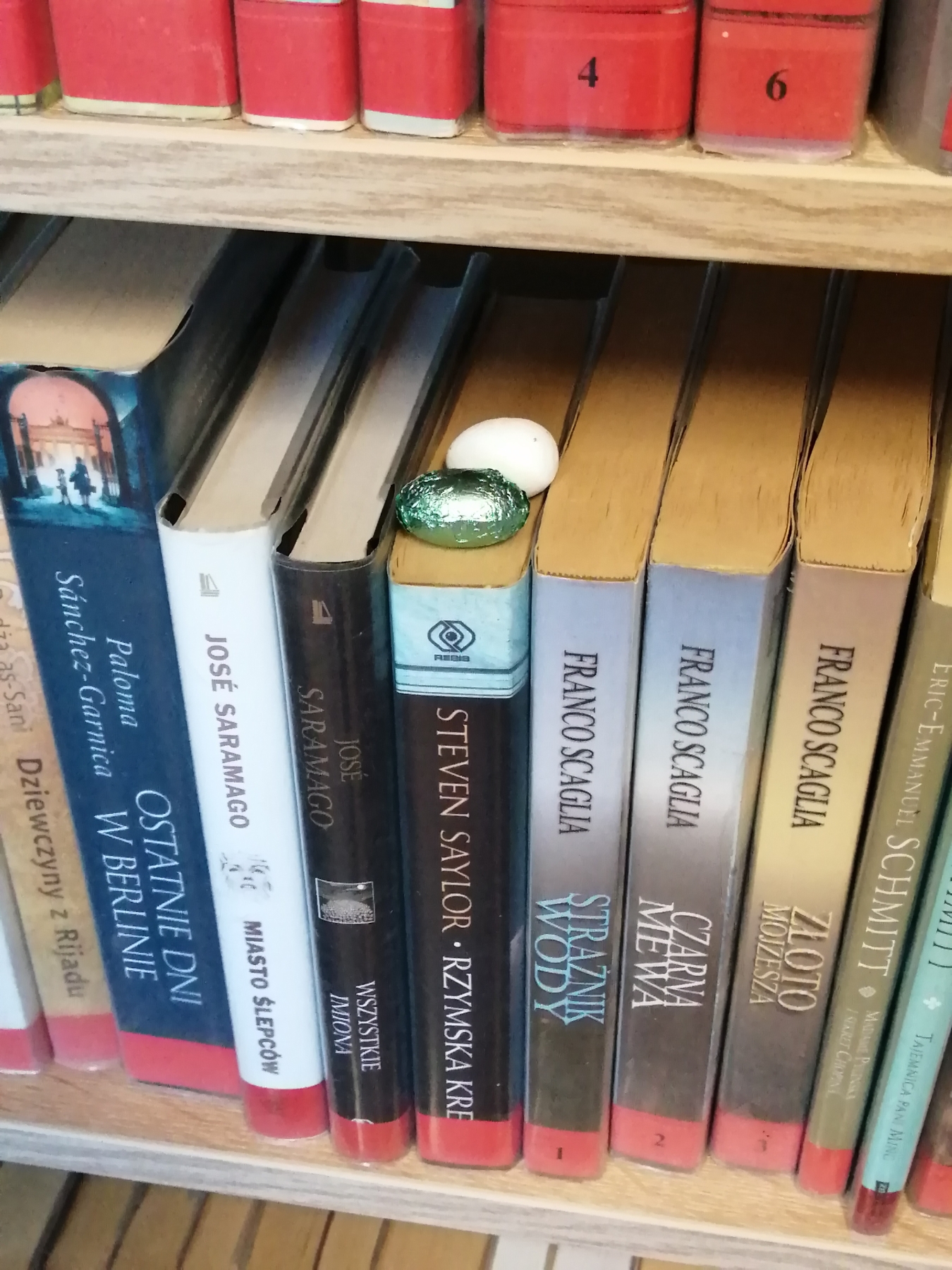 Jajka schowane w książkach