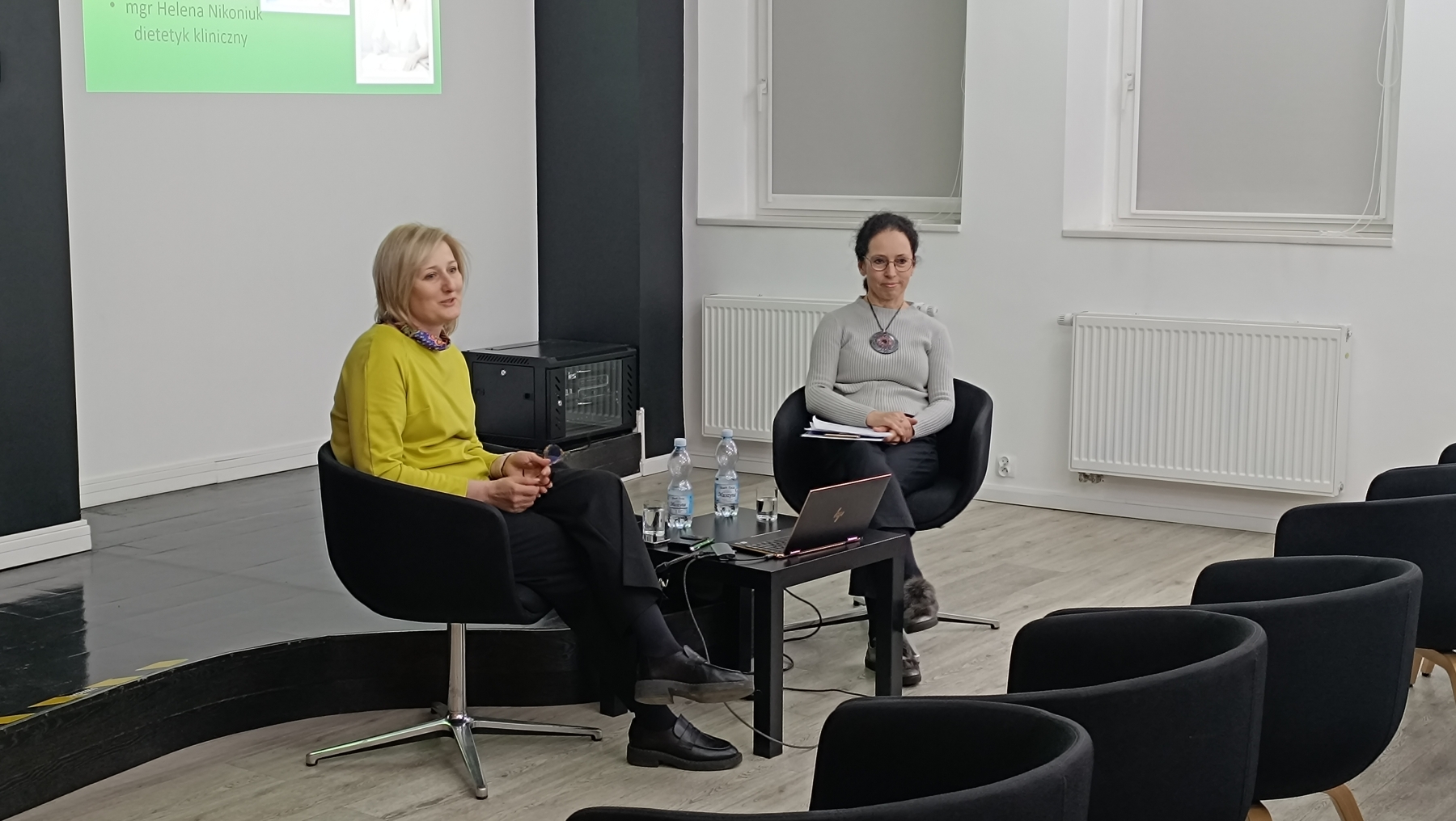 dr Dorota Tiszler oraz mgr Helena Nikoniuk mówiące do publiczności